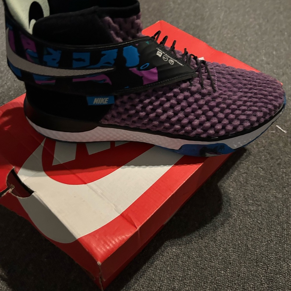 Nike Air Max Oketo in Anthracite and Wolf Grey. Basketball Shoe - Picture 3 of 7